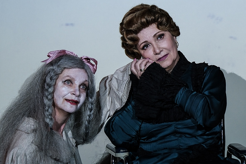 «Горгоны»: Краснодарский театр драмы представил премьеру трагикомедии по пьесе Дона Нигро