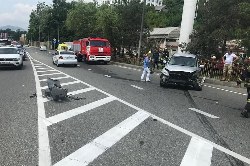 В Сочи в жесткой аварии пострадали 2 человека