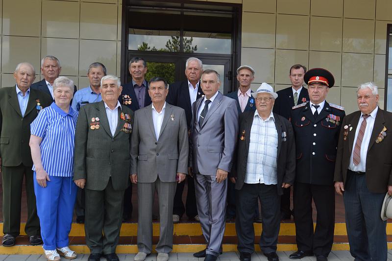 Глава района Сергей Цирульник вместе с жителями района, награжденными правительственными наградами.