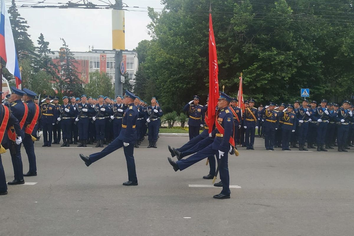 В Новороссийске завершился военный парад, в котором участвовали девять ветеранов