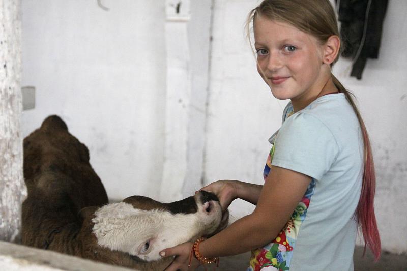 Для маленькой Сони выбор профессии очевиден: девочка с пеленок мечтает стать ветеринарным врачом и помогать дедушке.