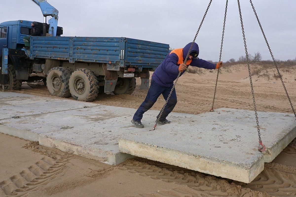 Временную дорогу строят в анапской станице для удобства передвижения техники к зоне уборки мазута