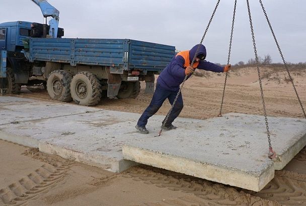 Временную дорогу строят в анапской станице для удобства передвижения техники к зоне уборки мазута