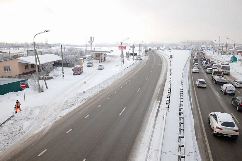 Более 350 спецмашин продолжают ликвидировать последствия снегопада на региональных  трассах Краснодарского края