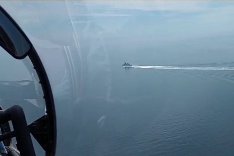 Минобороны опубликовало видео пролета над британским эсминцем в Черном море