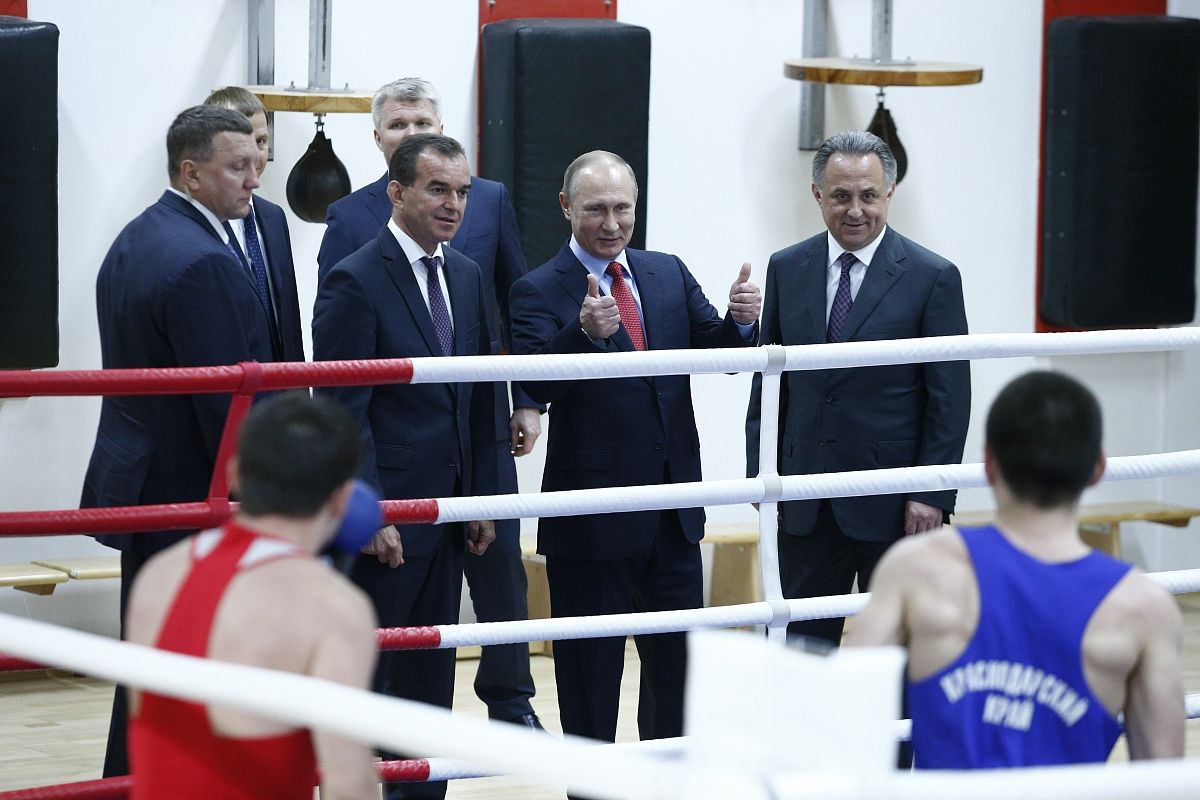 Во время визита в Краснодар в «Городе спорта» Владимир Путин побывал на тренировке юных боксеров и пообщался со спортсменами.