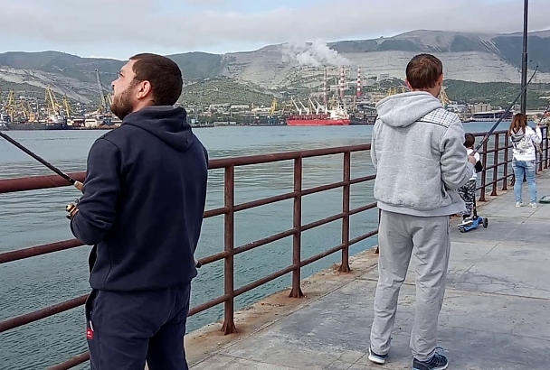 Ловля самодурами "сабики" с пирса в Чёрном море
