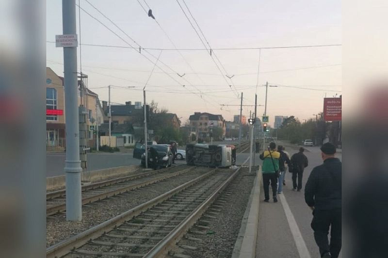 В Краснодаре две иномарки после столкновения вылетели на трамвайные пути