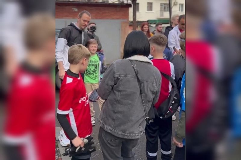 Игроки «Краснодара» устроили футбольный матч с детьми на дворовой площадке