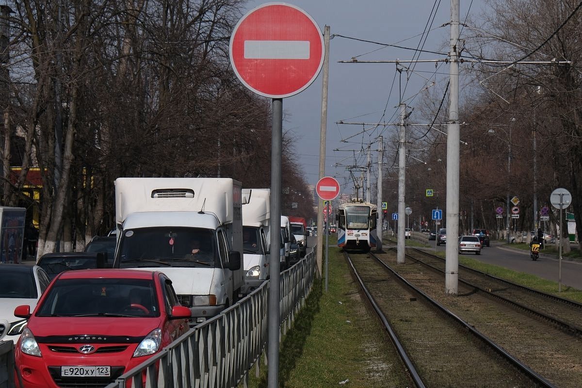 В Краснодаре из-за провала грунта на улице Московской изменится движение общественного транспорта