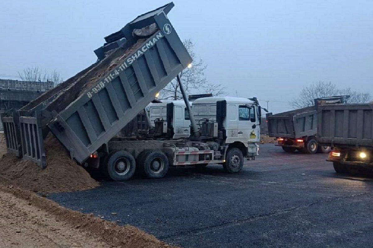 Загрязненный грунт начали вывозить на площадку временного хранения в анапском хуторе 