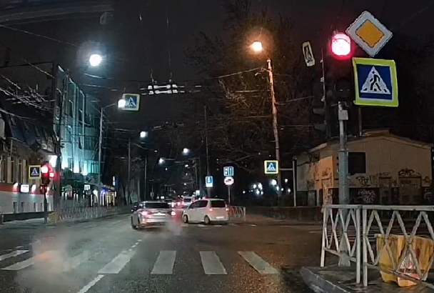 Два нарушения ПДД за полминуты: полиция Краснодара разыскивает лихача на «Форде», ему грозит штраф
