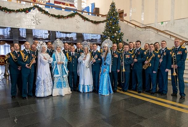 Военные музыканты Росгвардии поздравили жителей и гостей Краснодарского края с наступающим Новым годом