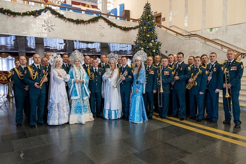 Военные музыканты Росгвардии поздравили жителей и гостей Краснодарского края с наступающим Новым годом