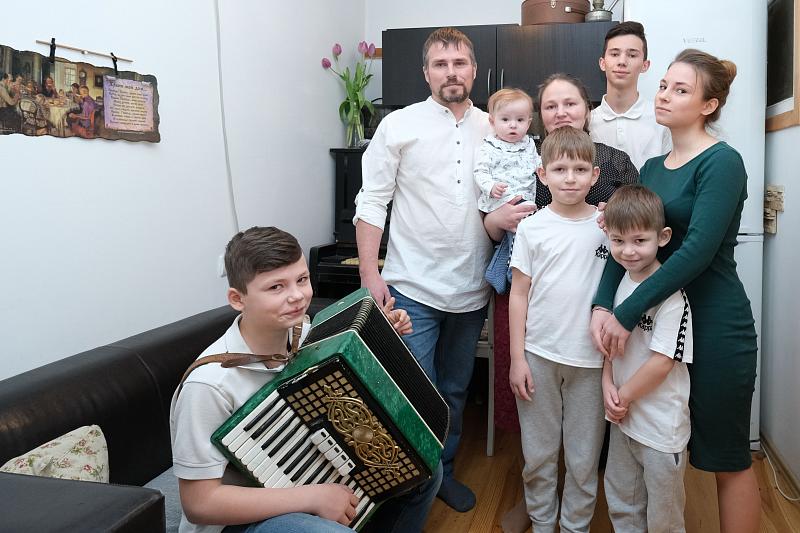 В семья Давыдовых шестеро детей -  старшему 18 лет, младшей меньше года.