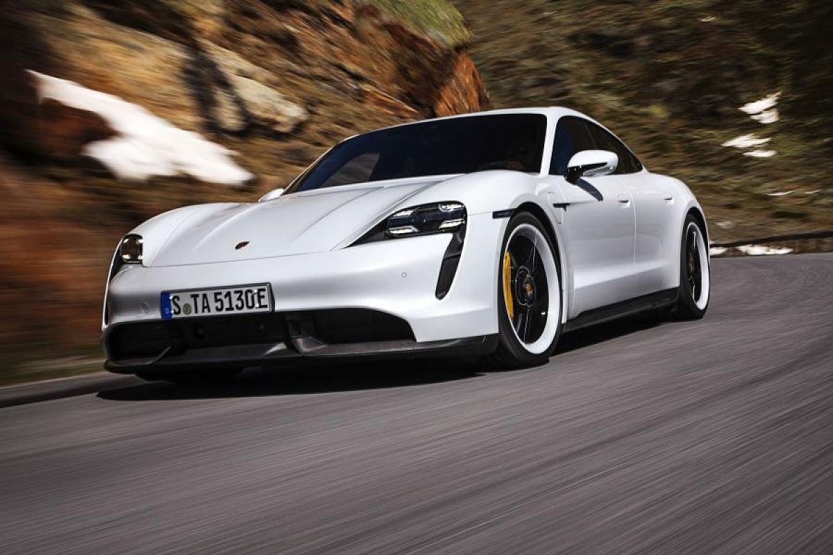 Porsche представила свой первый серийный электромобиль Taycan 