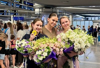Чемпионку мира по художественной гимнастике Дарью Мельник приветствовали в аэропорту Сочи