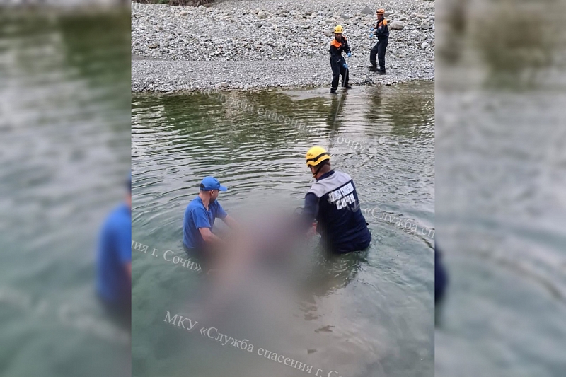 В Сочи спасатели достали из реки труп мужчины, сорвавшегося со скалы