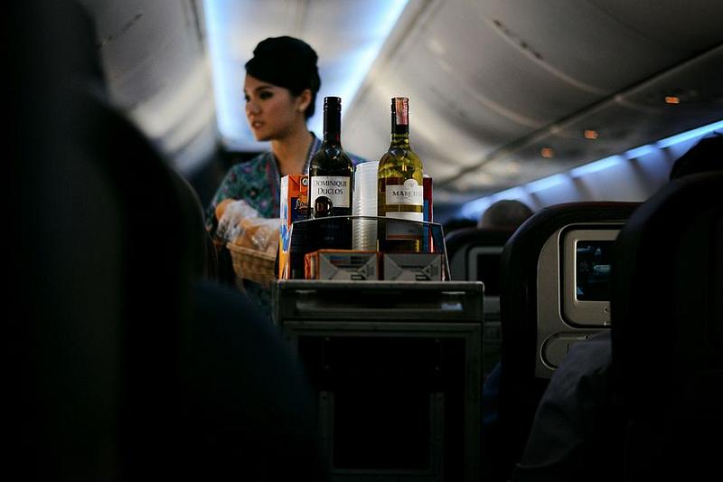 «Аэрофлот» возвращает алкогольные напитки на рейсах в эконом-классе