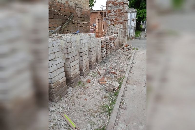 Фрагмент ограды Дворца наказного атамана отреставрируют в Краснодаре до конца лета