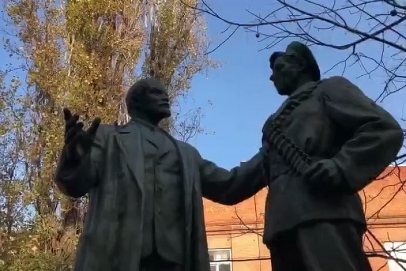 В одном из скверов Краснодара установят памятник «Ленин разговаривает с матросом»