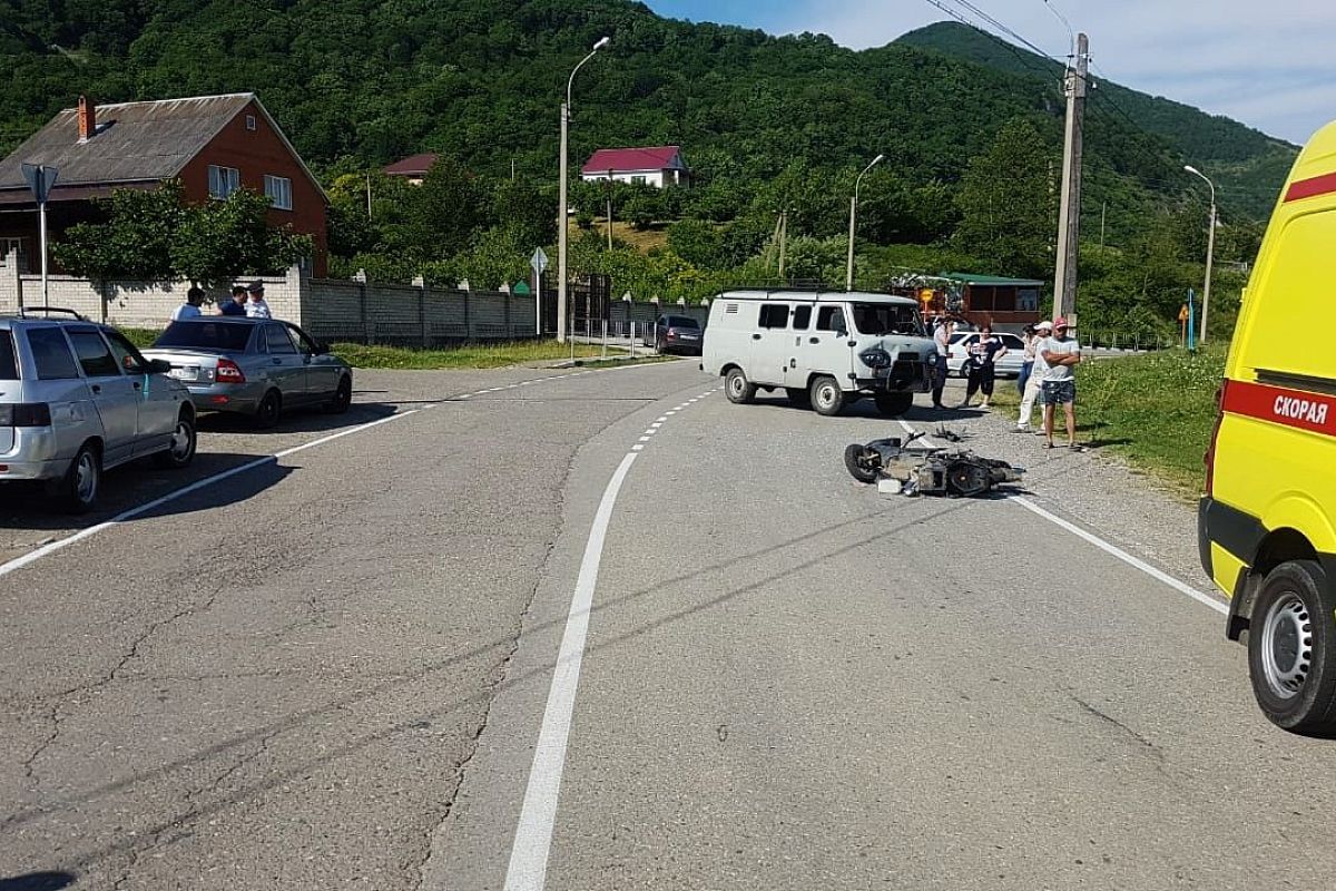 В Сочи двое подростков на мопеде врезались в УАЗ