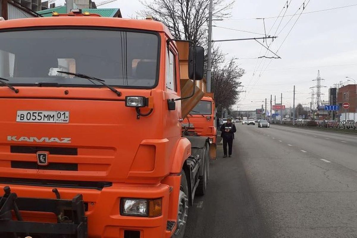 На случай гололеда на дорогах Краснодара дежурит спецтехника