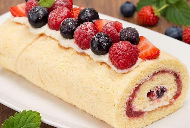 Бисквитный рулет "Пятиминутка" с ягодами: быстрый и вкусный рецепт из маминой тетради