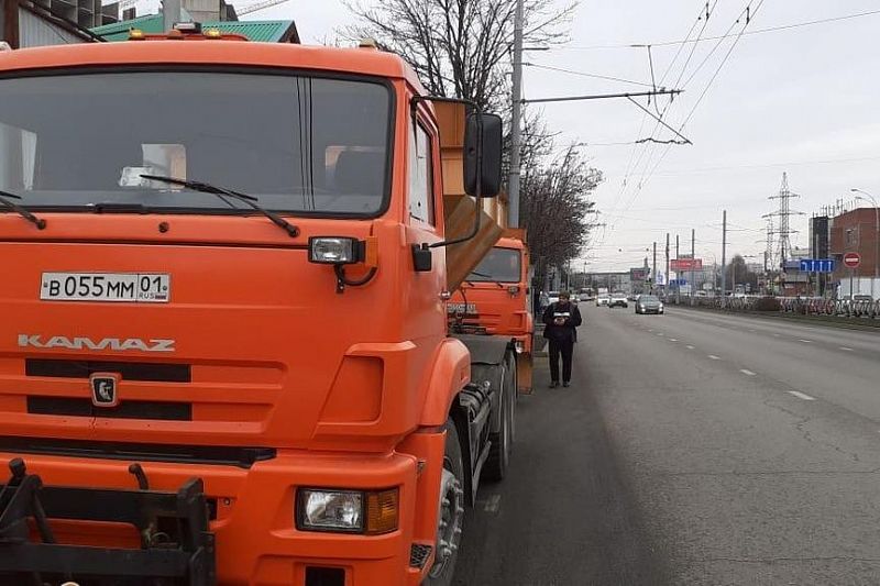 На случай гололеда на дорогах Краснодара дежурит спецтехника