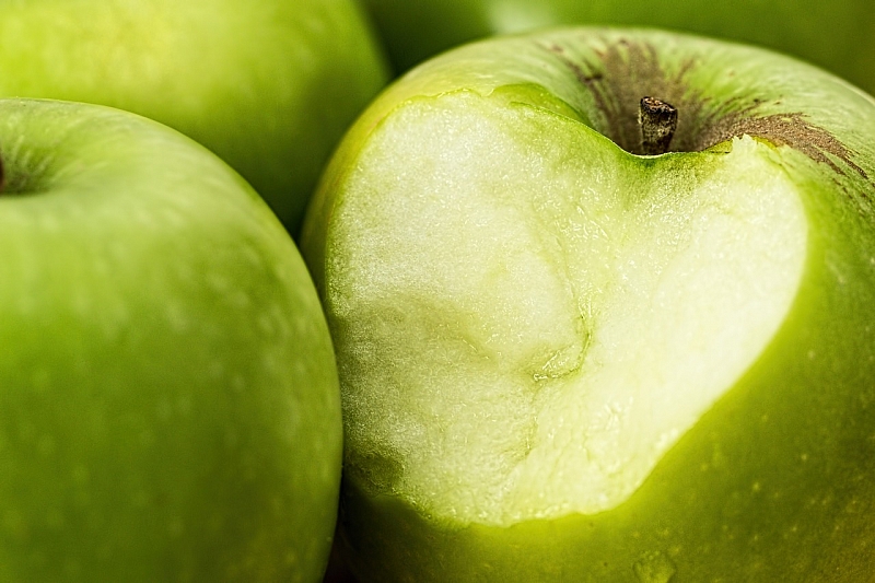 Ешьте яблоки правильно, иначе пострадают зубы