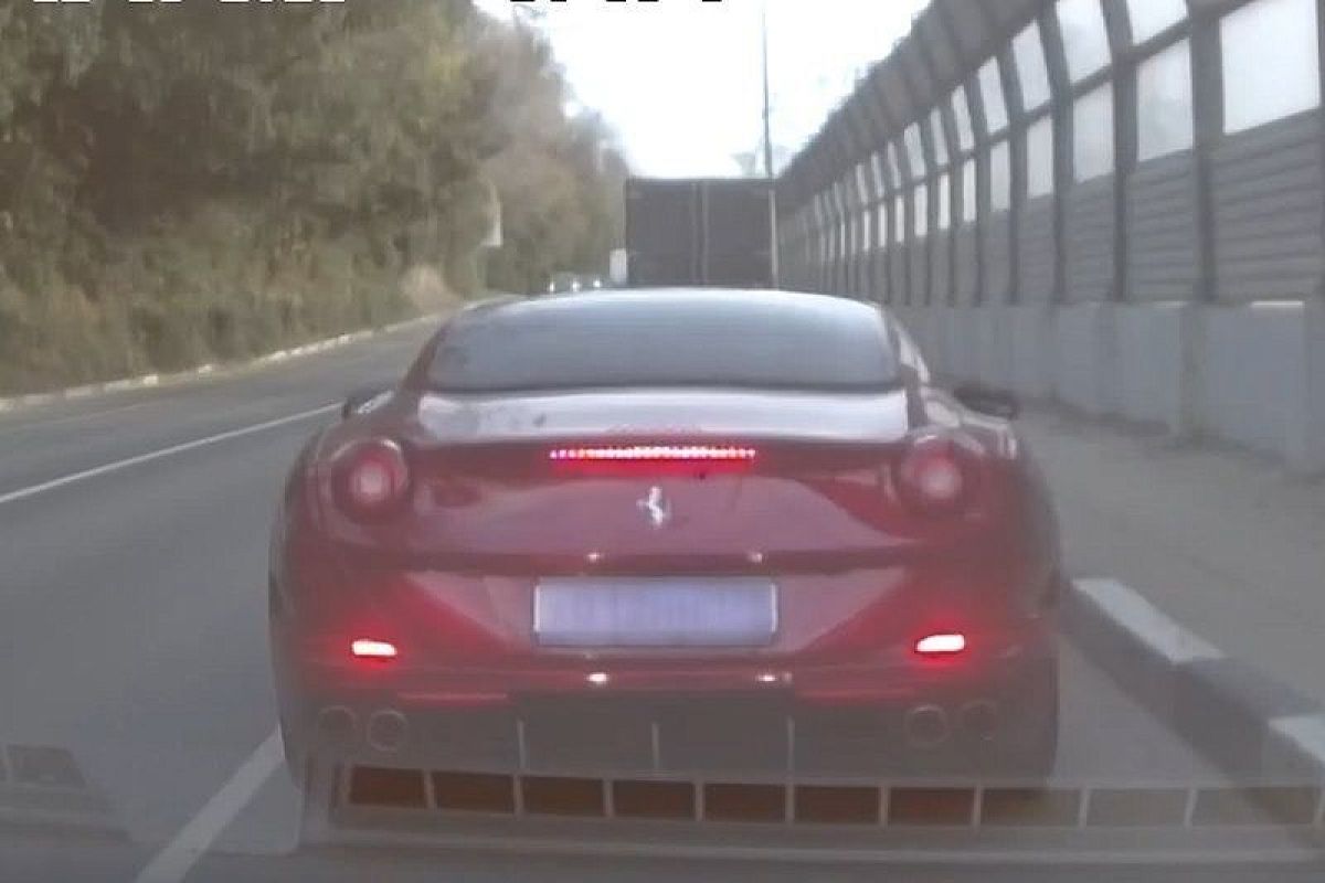 В Сочи сотрудники ДПС задержали водителя Ferrari California за отказ снять тонировку