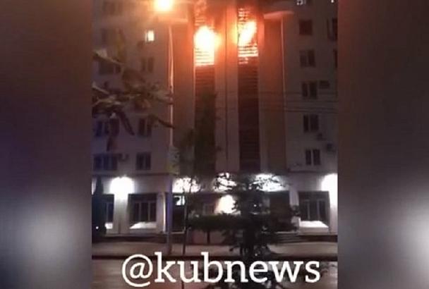 На ул. Красной в Краснодаре тушат пожар в многоквартирном доме. Эвакуированы 11 человек 