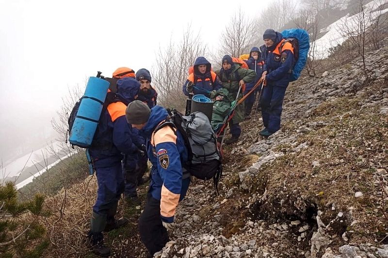 И в дождь, и в снег: спасатели больше суток искали травмированного туриста в районе горы Большой Тхач
