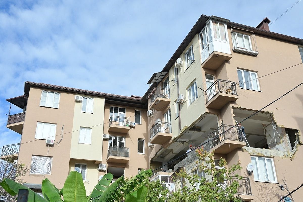 Основные работы по восстановлению поврежденного при хлопке газа дома в Сочи планируют завершить в ноябре