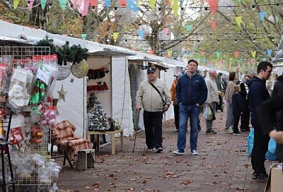 В Геленджике открылась новогодняя ярмарка на Платановой аллее