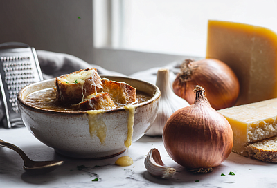 Жарю огромные луковицы в углях, добавляю костный мозг — суп выходит таким насыщенным, что ложка стоит!