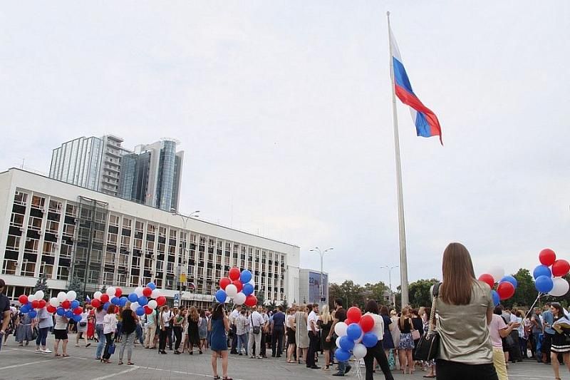 Губернатор Краснодарского края поздравил кубанцев с Днем флага России