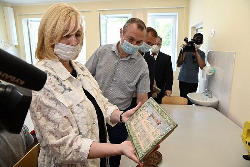 Вице-губернатор Краснодарского края Анна Минькова посетила художественную школу Славянска-на-Кубани после капремонта