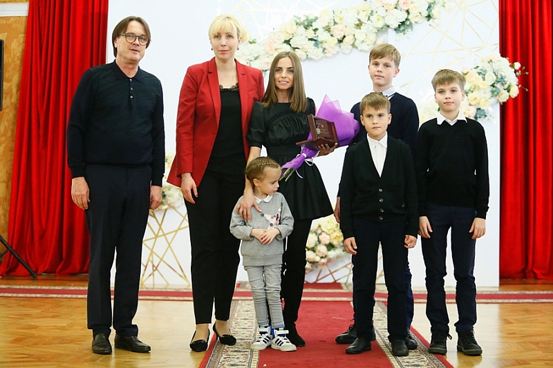 Многодетным мамам Краснодарского края вручили почетные дипломы и денежные премии