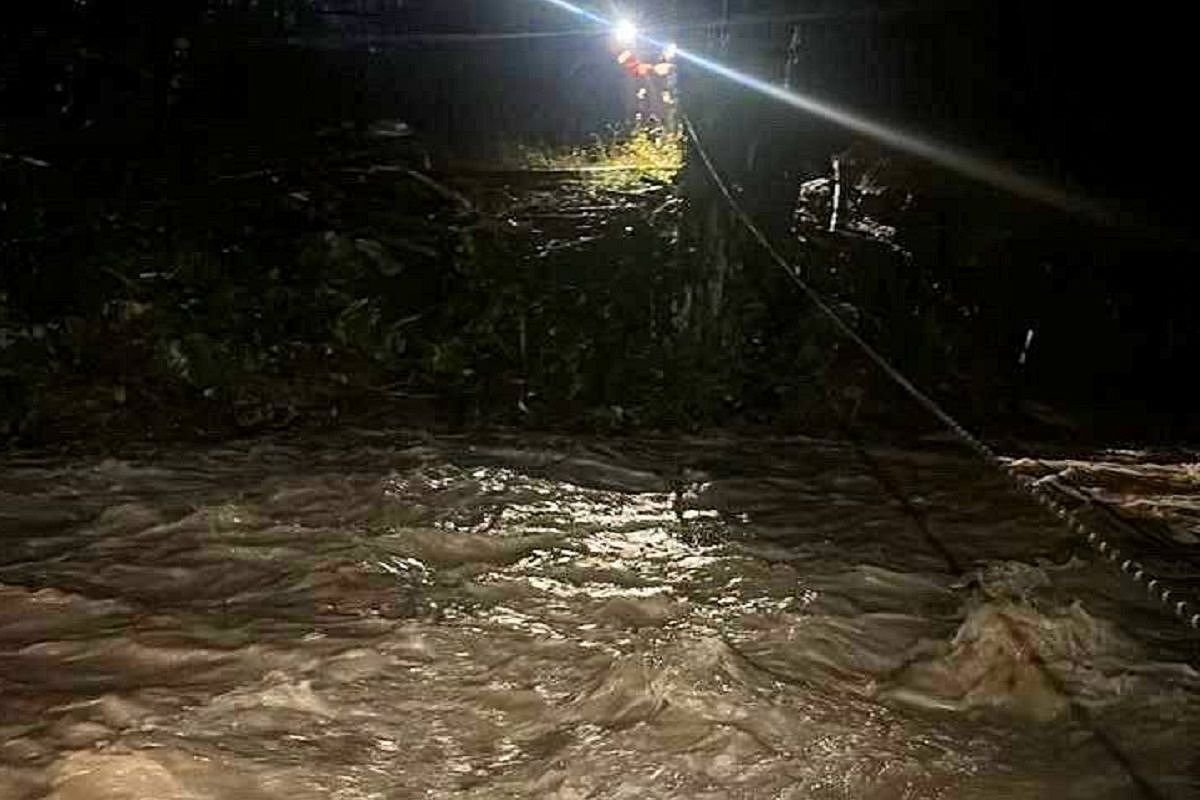 В Сочи автомобиль унесло течением реки. Водителя эвакуировали спасатели