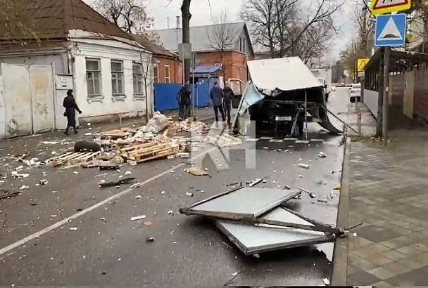 В Краснодаре будка «Газели» развалилась на части после столкновения с забором и деревом