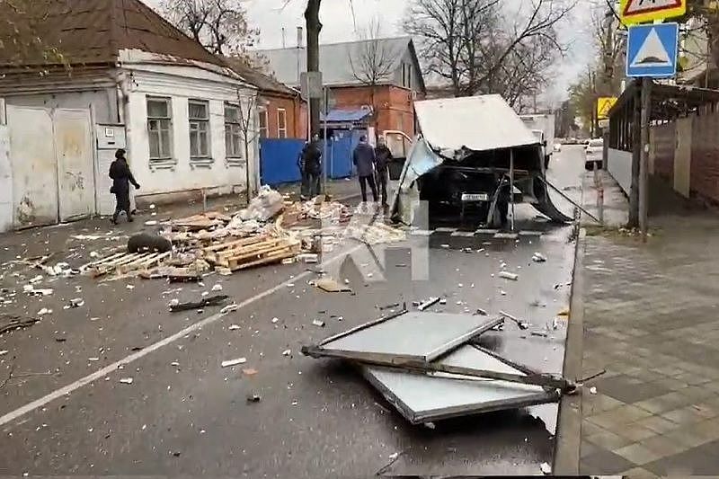 В Краснодаре будка «Газели» развалилась на части после столкновения с забором и деревом