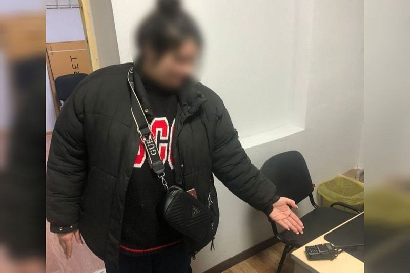 В Анапе пьяная девушка украла рацию у охранника клуба, перепутав со своим телефоном