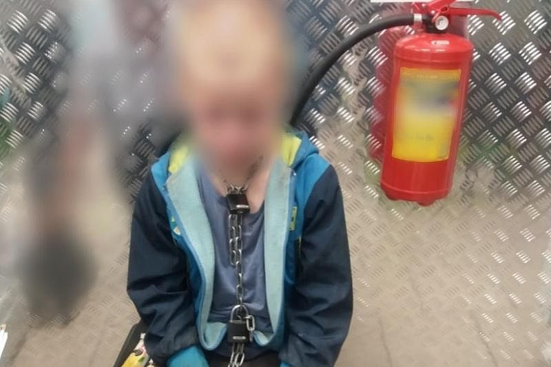 В Краснодарском крае психологи работают с 10-летним мальчиком, которого отец посадил на цепь