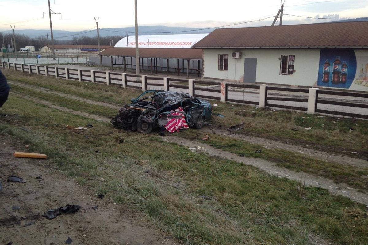 В Краснодарском крае водитель ВАЗа врезался в бетононасос и погиб