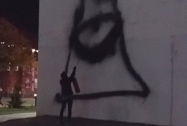 Полиция Краснодара ищет автора граффити на здании по улице Красной 