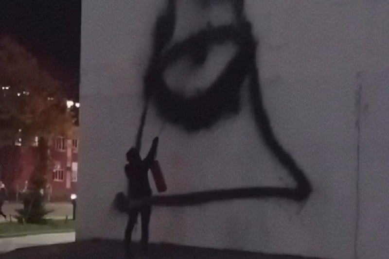 Полиция Краснодара ищет автора граффити на здании по улице Красной 
