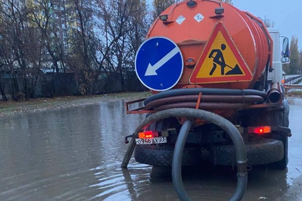 Полтора ведра воды на метр: последствия ливня устраняют в Краснодаре