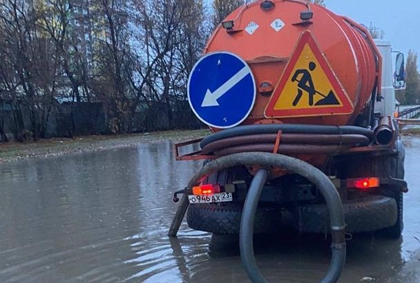 Полтора ведра воды на метр: последствия ливня устраняют в Краснодаре