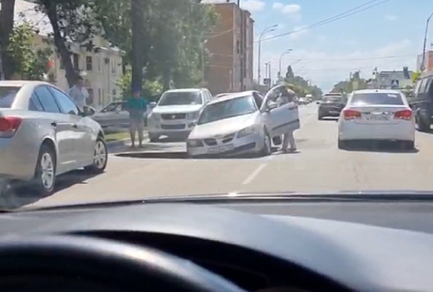 Легковушка угодила в гигантский провал на дороге в центре Славянска-на-Кубани